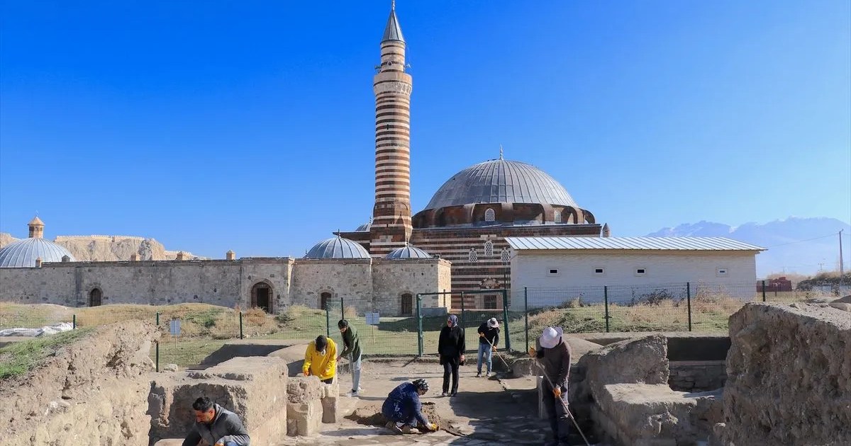 Van'daki Osmanlı kışlasında askerlerin 'dokuz taş' oynadığı belirlendi