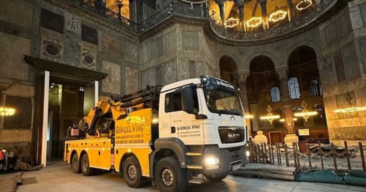 Restorasyon için Ayasofya'ya Ağır Vinçler Sokuldu