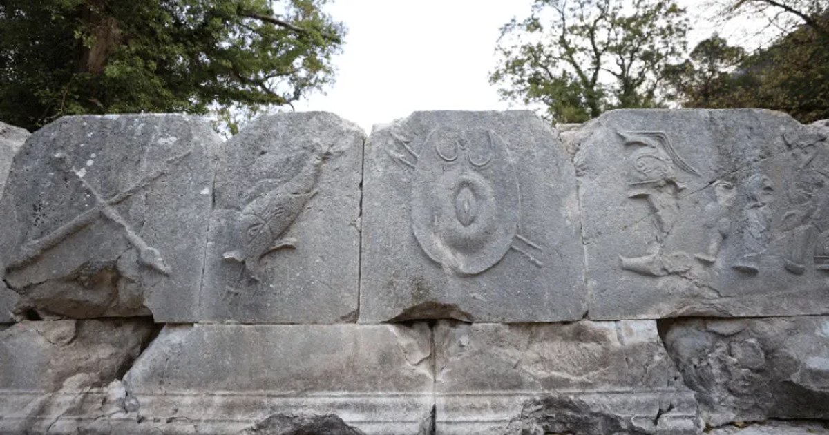 İlk defa kazı çalışması yapılan Termessos'taki iki anıt mezar ayağa kaldırılıyor