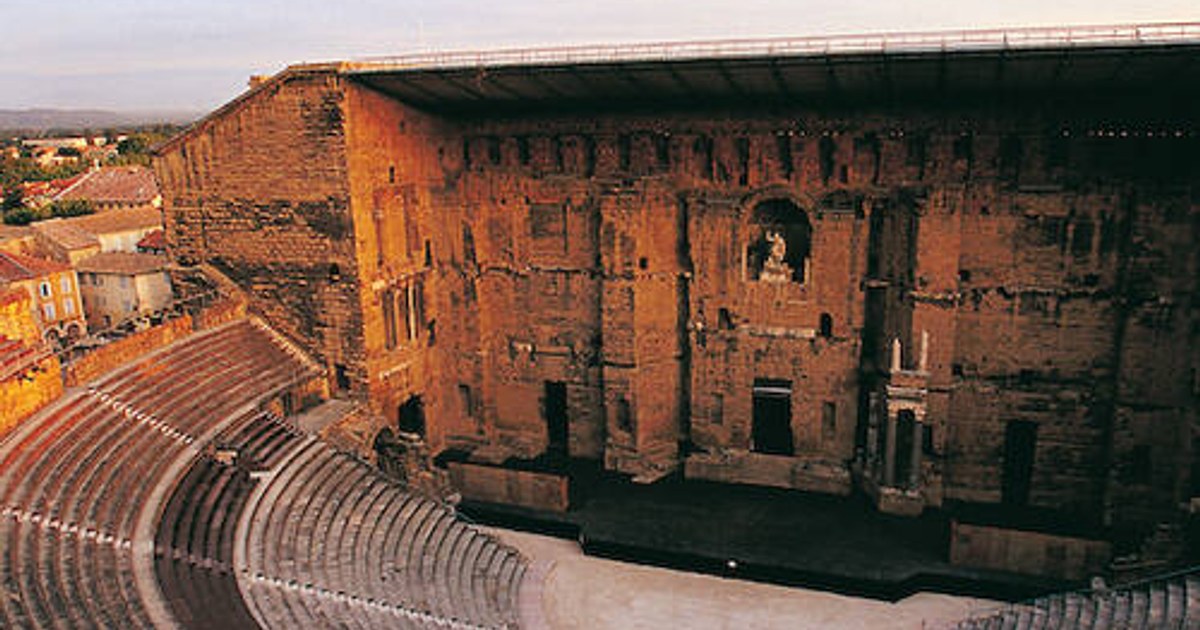 Orange Tiyatrosu: Augustus’un Zafer Anıtı ve Pax Romana’nın Taşlaşmış Sesi