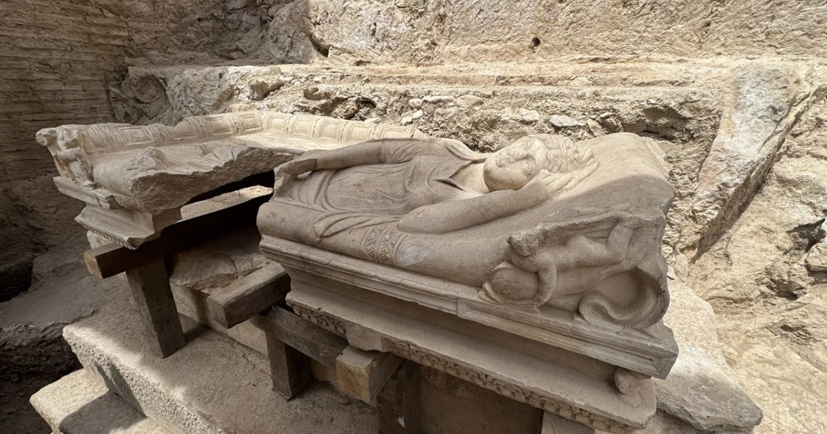 Olympos'ta aristokrat kadına ait anıtsal mezar keşfedildi