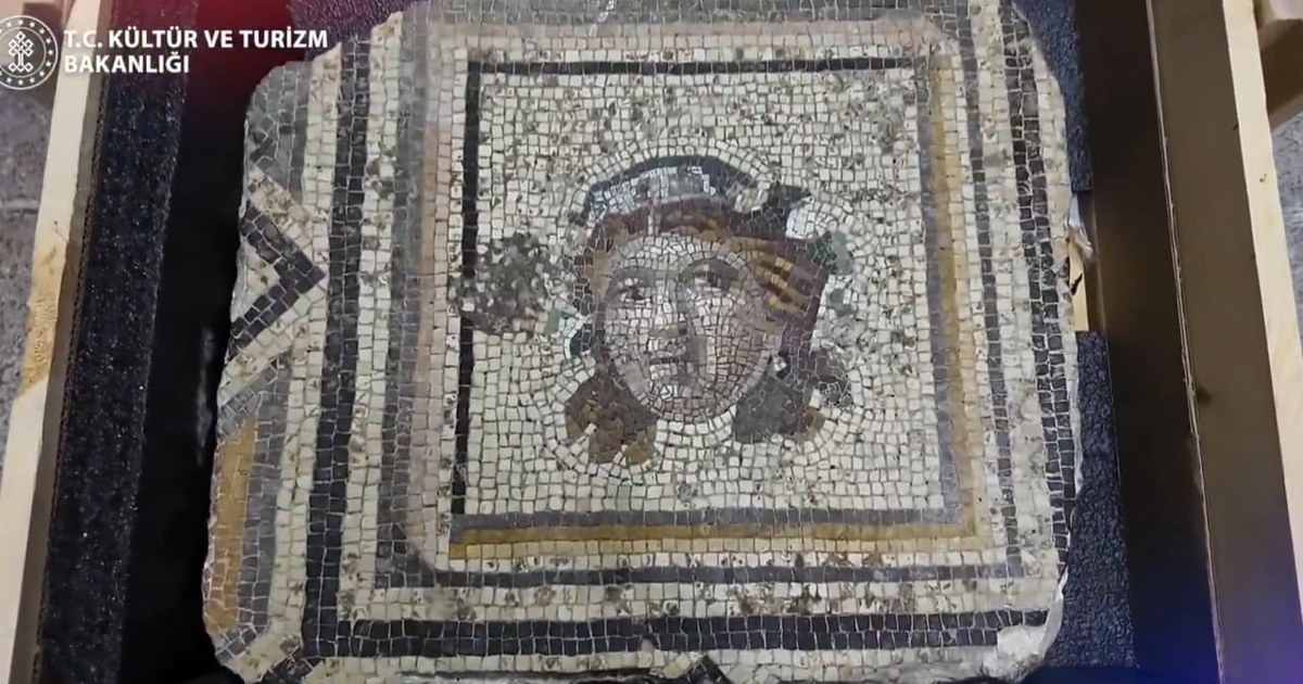 Más una pieza perdida del Mosaico de la Chica Gitana regresó a Turquía