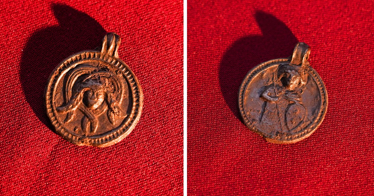 Russie : une amulette millénaire mêlant saint chrétien et figure de Méduse découverte